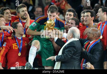 FIFA-Präsident Joseph Blatter (CR) und Südafrikas Präsident Jabob Zuma vorlegen Spaniens Iker Casillas (C) WM-Pokal, nach der 2010 FIFA World Cup final-Spiel zwischen den Niederlanden und Spanien im Soccer City Stadium in Johannesburg, Südafrika 11. Juli 2010. Foto: Marcus Brandt Dpa - verweisen wir auf http://dpaq.de/FIFA-WM2010-TC +++(c) Dpa - Bildfunk +++ Stockfoto