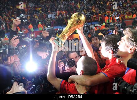 Andres Iniesta feiert mit der Trophäe nach der 2010 FIFA World Cup final-Spiel zwischen den Niederlanden und Spanien im Soccer City Stadium in Johannesburg, Südafrika 11. Juli 2010. Foto: Bernd Weissbrod Dpa - verweisen wir auf http://dpaq.de/FIFA-WM2010-TC +++(c) Dpa - Bildfunk +++ Stockfoto