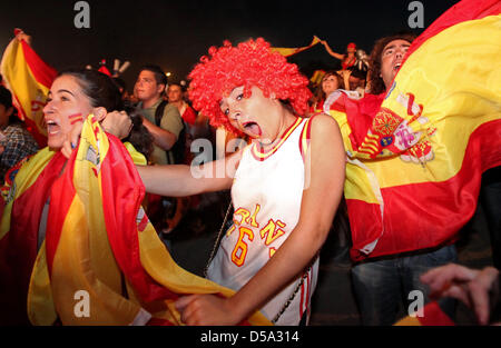 Spanische Fußballfans Feiern am Sonntag (11.07.2010) Beim "Public Viewing" Auf Dem Fan Fest bin Heiligengeistfeld in Hamburg Den Sieg Ihrer Mannschaft. Spanien Maach Das Finale der Fußball-Armeesportler in Südafrika Gegen die Niederlande Mit 0:1. Foto: Bodo Marks Dpa/lno Stockfoto