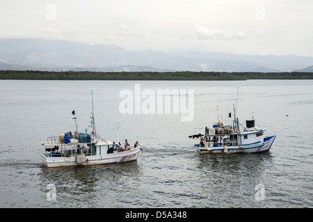 Boote in den Hafen von Puntarenas im Golf von Nicoya, Costa Rica. Stockfoto