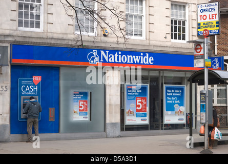 Mann am Geldautomaten bei einer Filiale der landesweiten, Kingston nach Themse, Surrey, england Stockfoto