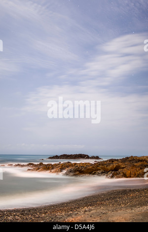 Wellen Waschen felsigen Strand in der Nacht, Playa Montezuma, Puntarenas Provinz von Costa Rica. Stockfoto