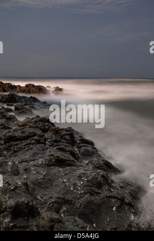 Wellen Waschen felsigen Strand in der Nacht, Playa Montezuma, Puntarenas Provinz von Costa Rica. Stockfoto