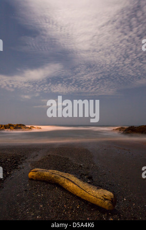 Wellen Waschen felsigen Strand in der Nacht, Playa Montezuma, Puntarenas Provinz von Costa Rica. Stockfoto