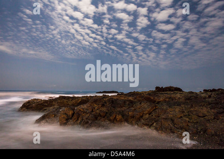 Wellen Waschen felsigen Strand in der Nacht, Playa Montezuma, Puntarenas Provinz von Costa Rica. Stockfoto