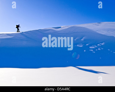 Skitouren im Norden Norwegens entlang einer corniced Schneehang Stockfoto