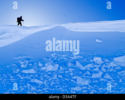 Skitouren im nördlichen Norwegen ein Skifahrer am oberen Hang mit Lawine Schmutz unten Stockfoto