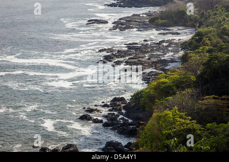 Die felsige Küste von Playa Montezuma, Provinz Puntarenas, Costa Rica. Stockfoto