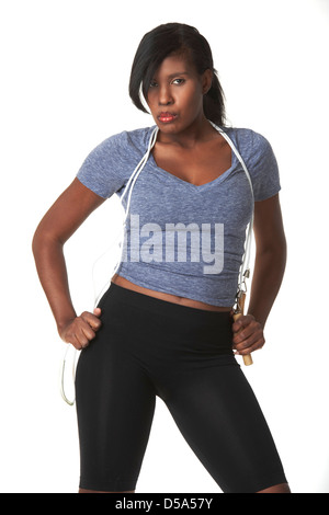 Attraktiven Afroamerikanerin in Sportbekleidung Übung Seil. Stockfoto
