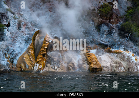 Ausbrechenden Mount Tarawera auf der Nordinsel Neuseelands erstellt am 10. Juni 1886 der 17 Kilometer langen Waimangu Volcanic Valley. Stockfoto