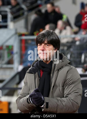 Deutschlands Trainer Joachim Loew reagiert während der FIFA WM 2014 Qualifikation Gruppe C Fußballspiel zwischen Deutschland und Kasachstan in Nürnberg Arena in Nürnberg, 26. März 2013. Foto: Daniel Karmann/dpa Stockfoto