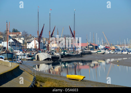 Ebbe-Fluss Blackwaterl Landschaft von Hythe Quay mit Themse Barges & kleine Boote an Liegeplätzen am Flussufer Eigenschaften jenseits Maldon Essex England UK Stockfoto