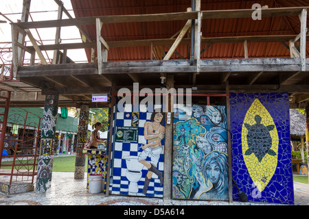 Einzigartige Wandbild Kunstwerk schmückt die Wand von Rocking J Hostel, Puerto Viejo de Talamanca, Provinz Limon, Costa Rica Stockfoto