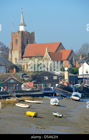 Schlammige Uferlandschaft kleine Boote auf dem Fluss Blackwater bei Ebbe historische St Marys Kirche Promenade Park Maldon Essex England Großbritannien Stockfoto