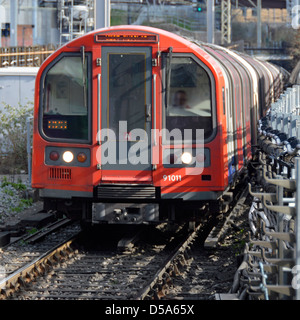 Central Line U-Bahn auf Gradienten aus Tunnel Stratford Bahnhof Newham East London England Großbritannien Stockfoto