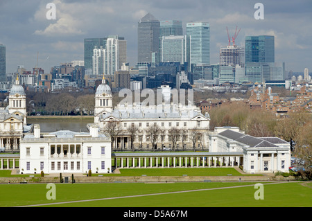 Canary Wharf Skyline und Stadtbild mit Queens House und Royal Naval College neben Themse von Hügel im Park gesehen Stockfoto