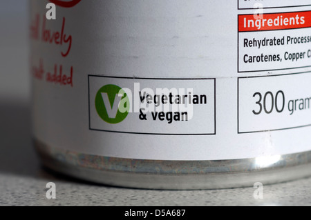 Vegetarische und vegane Produktinformationen über Sainsbury Grundlagen kann von Erbsenpüree Stockfoto