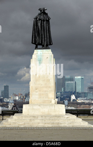 General Wolfe Statue mit Blick auf das Royal Naval College mit Blick auf die Skyline von Canary Wharf unter stürmischen Himmel Stockfoto