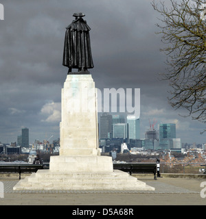 Gewitterwolken über Canary Wharf Skyline mit Statue von General Wolfe im Greenwich Park Stockfoto