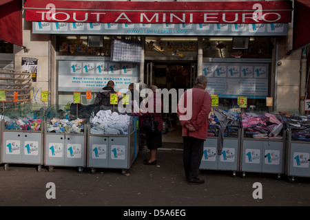 Schnäppchen Sie 1 Euro Shop in Belleville, Paris, Frankreich Stockfoto