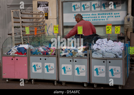 Schnäppchen Sie 1 Euro Shop in Belleville, Paris, Frankreich Stockfoto