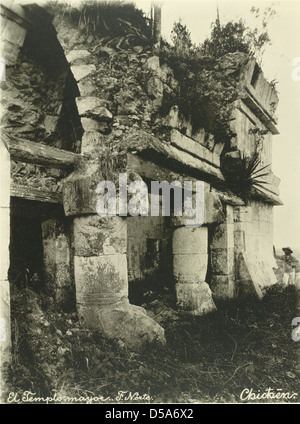 Foto der Nordfassade von El Castillo (Tempel des Kukulkan) in Chichén Itzá, Yucatán, Mexiko. Das Bild hebt die ikonische Pyramidenstruktur und die archäologische Bedeutung des Tempels hervor. Stockfoto