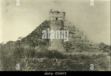 Dieses Bild zeigt den Tempel des Kukulkan, auch bekannt als El Castillo, in Chichén Itzá in Mexiko. Die Pyramide war ein Zentrum der Maya-Astronomie und ein bedeutendes kulturelles Wahrzeichen. Stockfoto