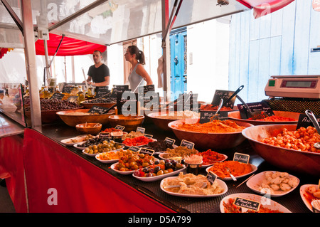 Stall Verkauf Tapenade und Oliven im Outdoor-Markt in Mèze, Hérault, Languedoc Roussillon, Frankreich Stockfoto