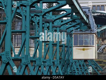 Die Schwebebahn führt eine erste Testfahrt nach drei Monaten der Hauptuntersuchung in Dresden, Deutschland, 27. März 2013. Linienverkehr wird am 29. März 2013 fortgesetzt. Die Schwebebahn von 1901 ist 274 m lang und verhandelt eine Höhendifferenz von 84 m. Foto: Matthias Hiekel Stockfoto