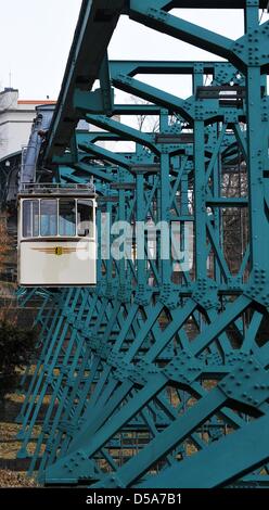 Die Schwebebahn führt eine erste Testfahrt nach drei Monaten der Hauptuntersuchung in Dresden, Deutschland, 27. März 2013. Linienverkehr wird am 29. März 2013 fortgesetzt. Die Schwebebahn von 1901 ist 274 m lang und verhandelt eine Höhendifferenz von 84 m. Foto: Matthias Hiekel Stockfoto