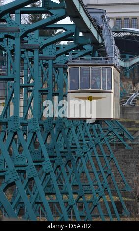 Die Schwebebahn führt eine erste Testfahrt nach drei Monaten der Hauptuntersuchung in Dresden, Deutschland, 27. März 2013. Linienverkehr wird am 29. März 2013 fortgesetzt. Die Schwebebahn von 1901 ist 274 m lang und verhandelt eine Höhendifferenz von 84 m. Foto: Matthias Hiekel Stockfoto