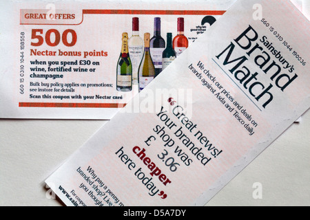 Sainsbury Marke Match zeigt, wieviel vom Preisvergleich mit Asda und Tesco gespeichert wurde und 500 Nektar-Bonus-Punkte Gutschein Stockfoto