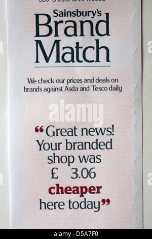 Sainsbury Marke Match zeigt, wieviel gespeichert wurde, aus dem Vergleich der Preise mit Asda und Tesco Stockfoto