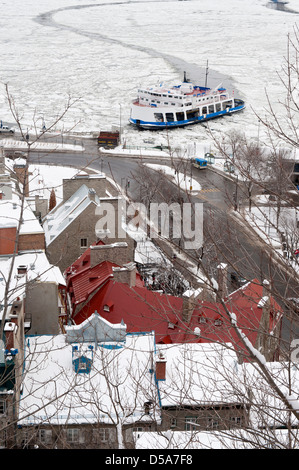 Fähre über den St. Lawrence River zwischen Lévis und Québec City. Stockfoto