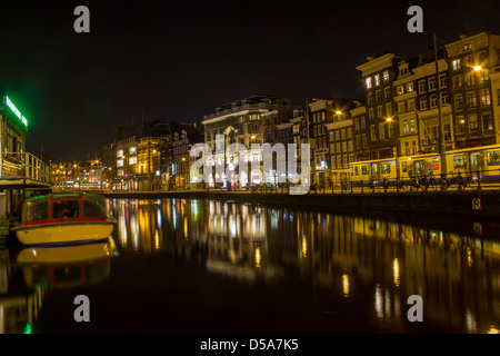 Amsterdamer Gracht in der Nacht Stockfoto
