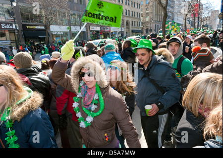 Menge an der St.-Patricks-Day-Parade in Montreal, Québec, Kanada Stockfoto