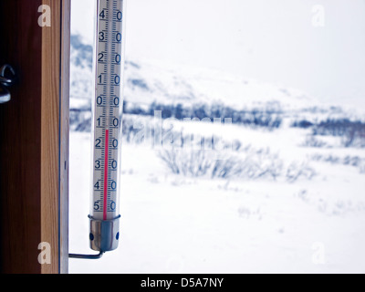 Thermometer zeigt-12 c außerhalb einer norwegischen Berghütte Stockfoto