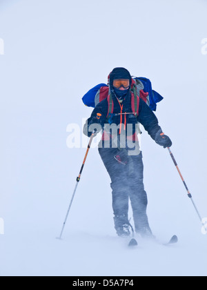 Ein Tourengeher in starkem Wind und Schneetreiben in Nord-Norwegen Stockfoto