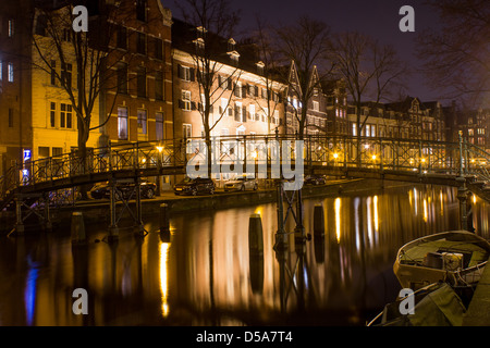 Amsterdamer Gracht in der Nacht Stockfoto