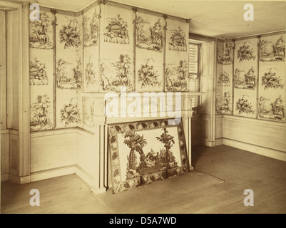 Das Innere des Lindall House in der Essex Street in Salem, Massachusetts, ist mit einer Nahaufnahme des Kamins mit pflanzlichen Motiven zu sehen. Das Foto zeigt das Wohndesign des 19. Jahrhunderts. Stockfoto