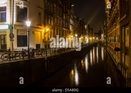 Amsterdamer Gracht in der Nacht Stockfoto