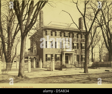 Ein detaillierter Blick auf das Emmerton House in der Essex Street 328 in Salem, Massachusetts. Das Foto hebt die architektonischen Merkmale wie Zäune, Balkone und die Umgebung der Stadt hervor. Stockfoto
