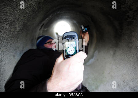 Abbildung - eine illustrierte Bild zeigt ein Geocacher auf der Suche nach einem sogenannten "Lost Place" mit Hilfe von einem GPS-Gerät in Dresden, Deutschland, 26. März 2013. Geocaching ist eine Art elektronische Schatzsuche mit GPS-Empfängern. Die geografischen Koordinaten des Caches werden ins Internet gestellt. Die Verstecke oder Geocaches sind in der Regel kleine Behälter mit einem Logbuch und kleine Gegenstände zum Tausch. Foto: Thomas Eisenhuth Stockfoto