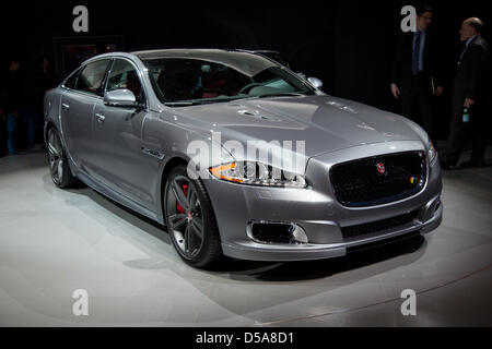 NEW YORK CITY, USA, 27. März 2013. Jaguar stellt die neue 2014 Jaguar XJR an der New York International Auto Show 2013. Stockfoto