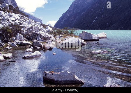 Eine türkisfarbene Lagune in der Cordillera Blanca, Peru Stockfoto
