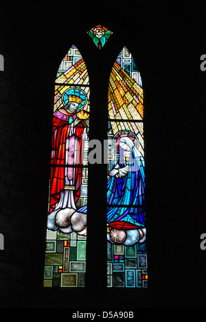 Mosaik Fenster in der Heiligen Dreifaltigkeit Abteikirche. Adare. Limerick County. Irland Stockfoto