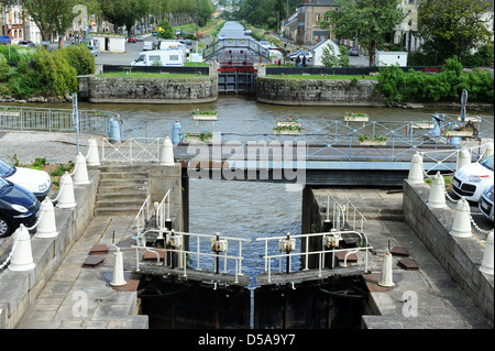 Schleusen verbinden den Kanal und Fluss Vilaine in Redon in Brittany France Stockfoto