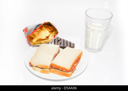 Snack Essen von corned Beef Sandwich mit Chips und Milch Stockfoto