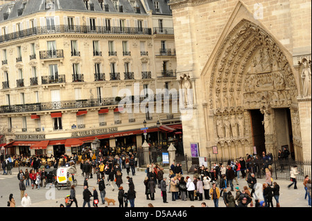 Überfüllte Straße vor der Notre Dame Paris Frankreich. Tourismus Touristen Wahrzeichen Französisch belebten Straßen Straße Stockfoto