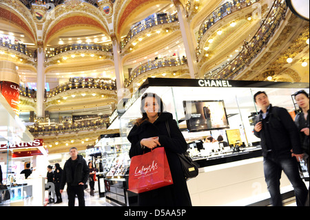 Frau einkaufen Kaufhaus Galerien Lafayette in Paris Frankreich. Weibliche Dame Shop Geschäfte Shopper noble Store Europa europäischen Einzelhandel Stockfoto